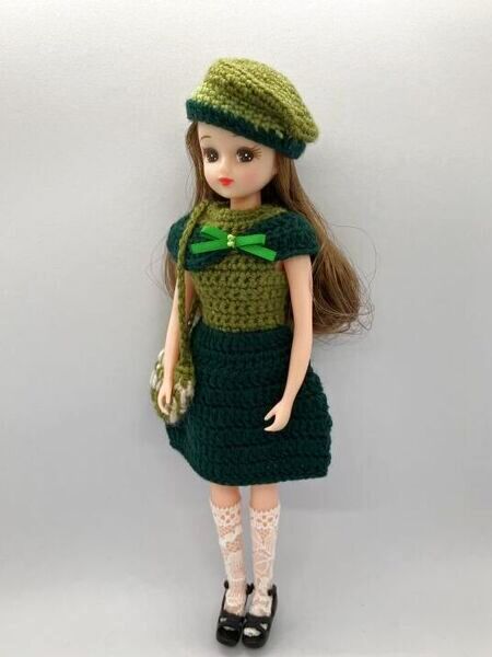 ジェニーちゃん等27cmサイズやリカちゃんsize『レース編み 緑のベレー帽とワンピースとバッグの3点セット』